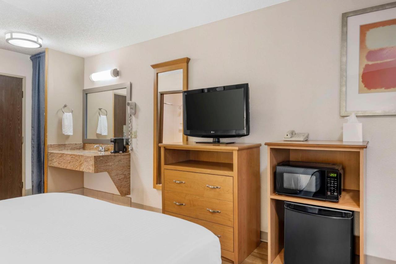 Queen Room wth Bathtub - Non-Smoking at Best Western Aladdin Inn