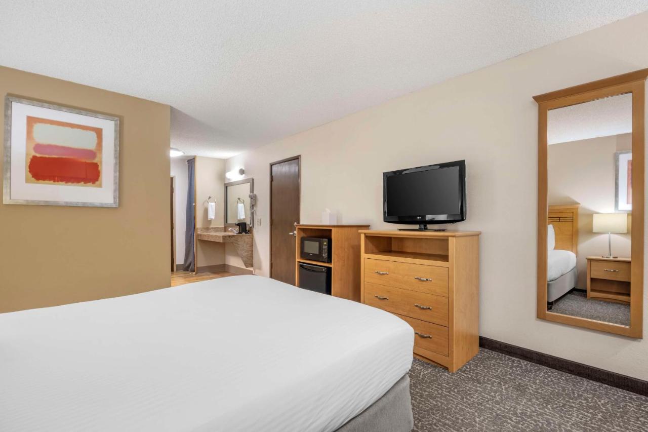 Queen Room - Non-Smoking at Best Western Aladdin Inn