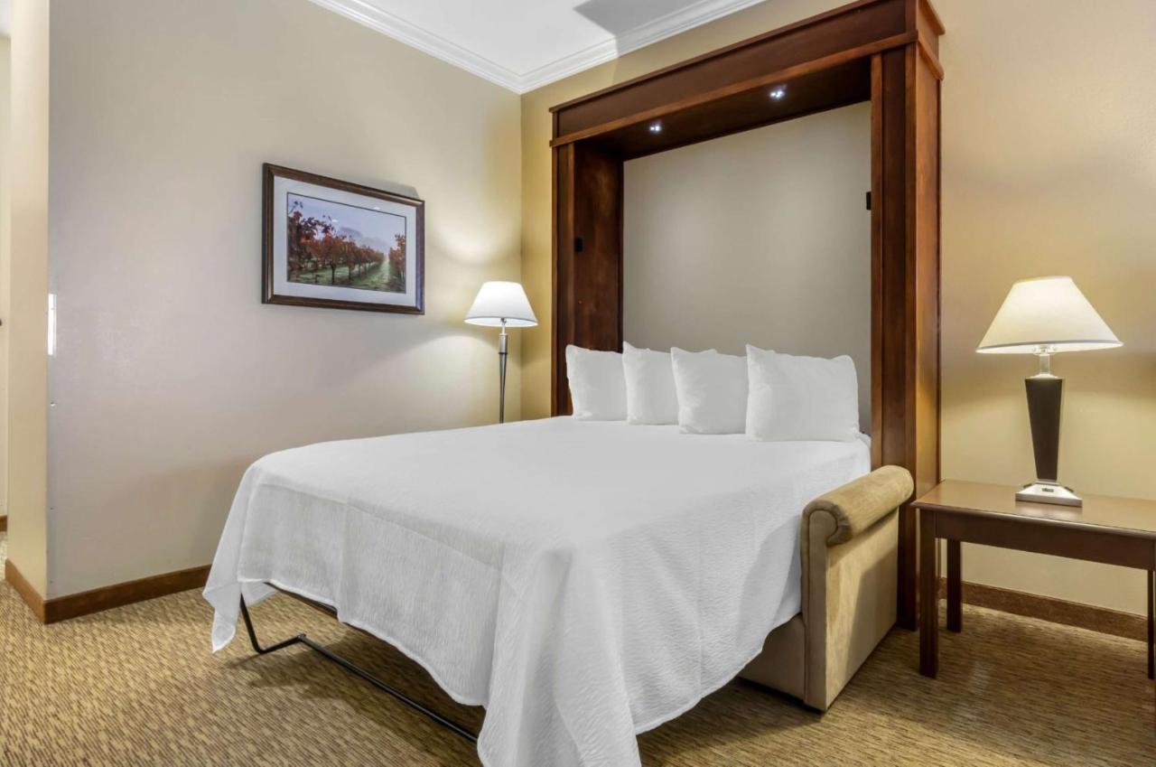  | Best Western Plus Grapevine Inn