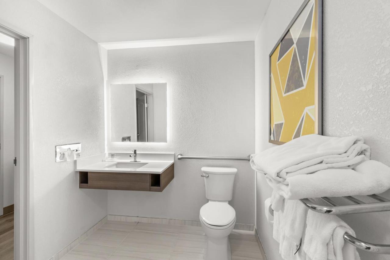 King Room - Disability Access/Non-Smoking at Comfort Inn & Suites Rome South