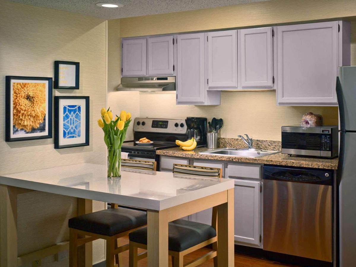 Queen Studio at Sonesta Simply Suites Memphis East Poplar Pike 