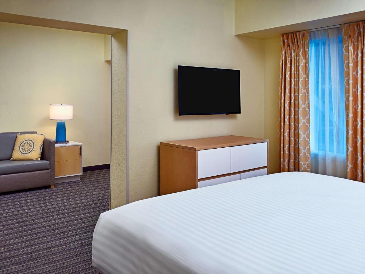 Queen Studio at Sonesta Simply Suites Memphis East Poplar Pike 