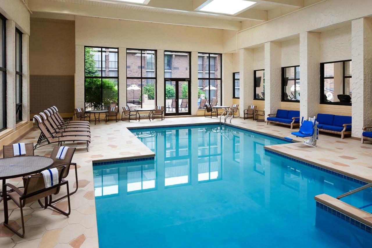 | Sheraton Milwaukee Brookfield