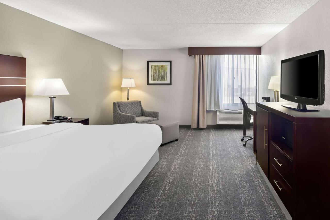 King Suite - Non-Smoking at Best Western Luxbury Inn Fort Wayne