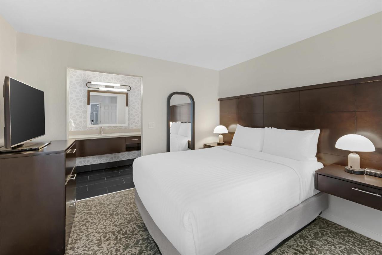 Two-Bedroom King and Queen Bed Suite at Sonesta ES Suites Chatsworth