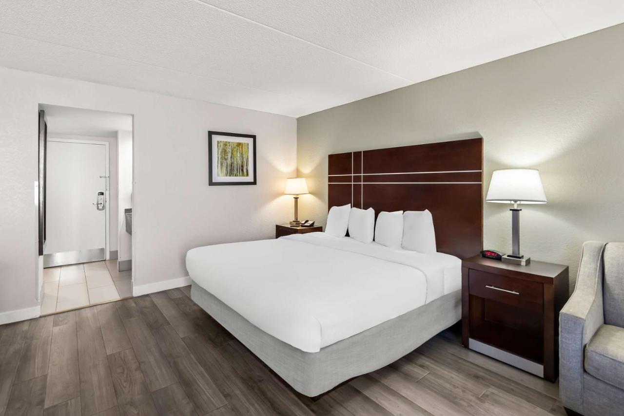 Deluxe King Room - Non-Smoking at Best Western Luxbury Inn Fort Wayne