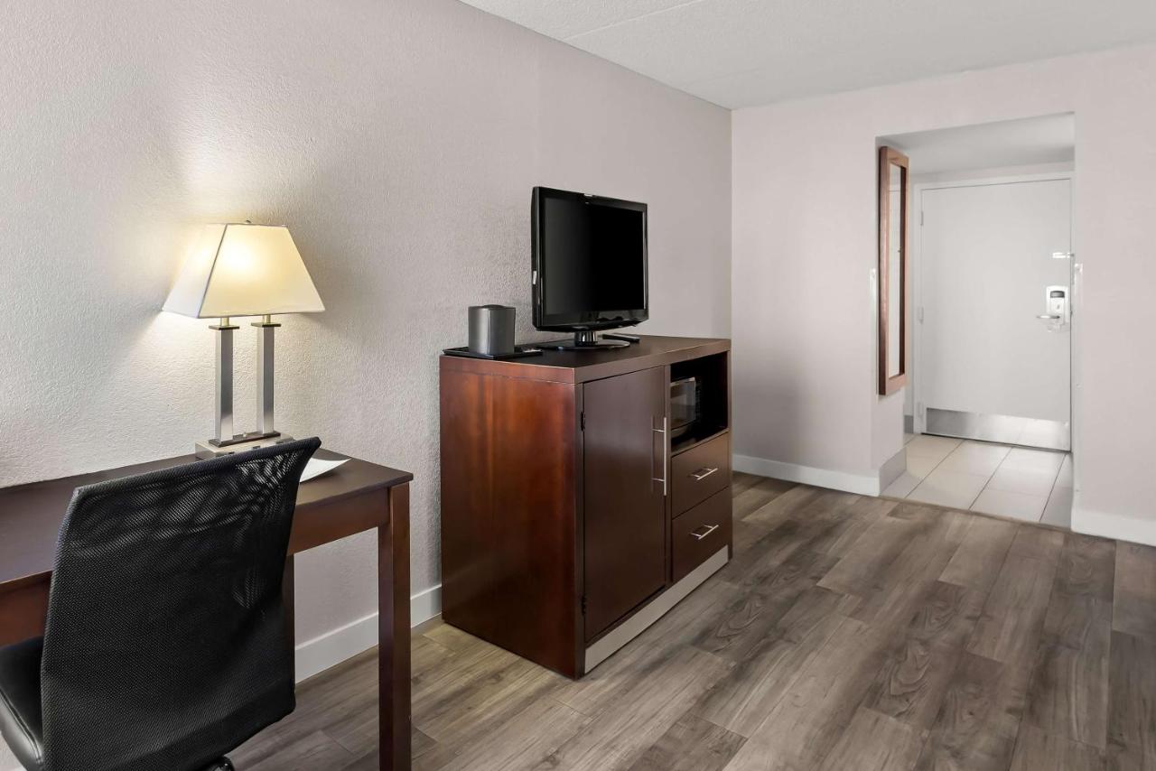 Deluxe King Room - Non-Smoking at Best Western Luxbury Inn Fort Wayne