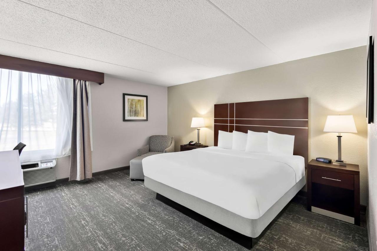 King Room with Mobility Accessible Tub at Best Western Luxbury Inn Fort Wayne