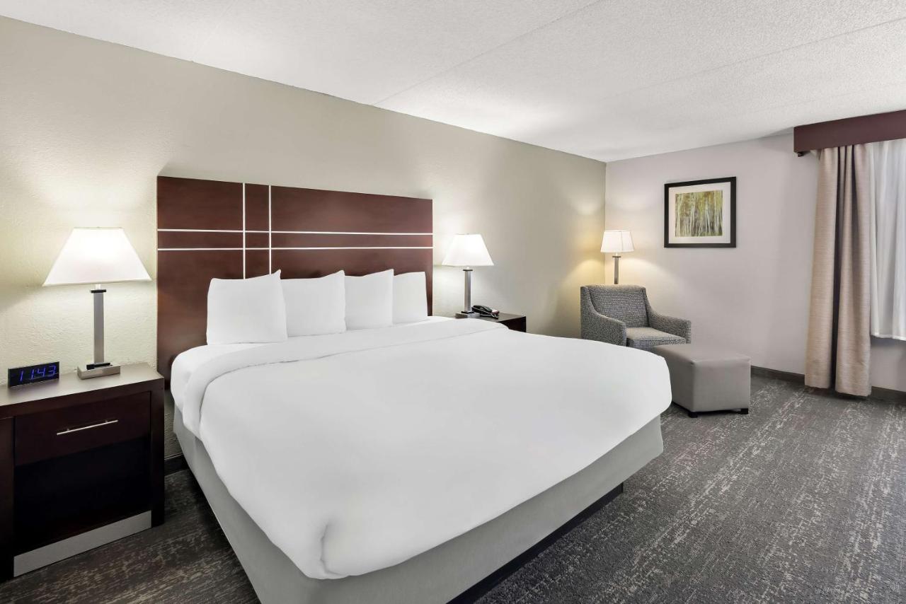 King Suite - Non-Smoking at Best Western Luxbury Inn Fort Wayne