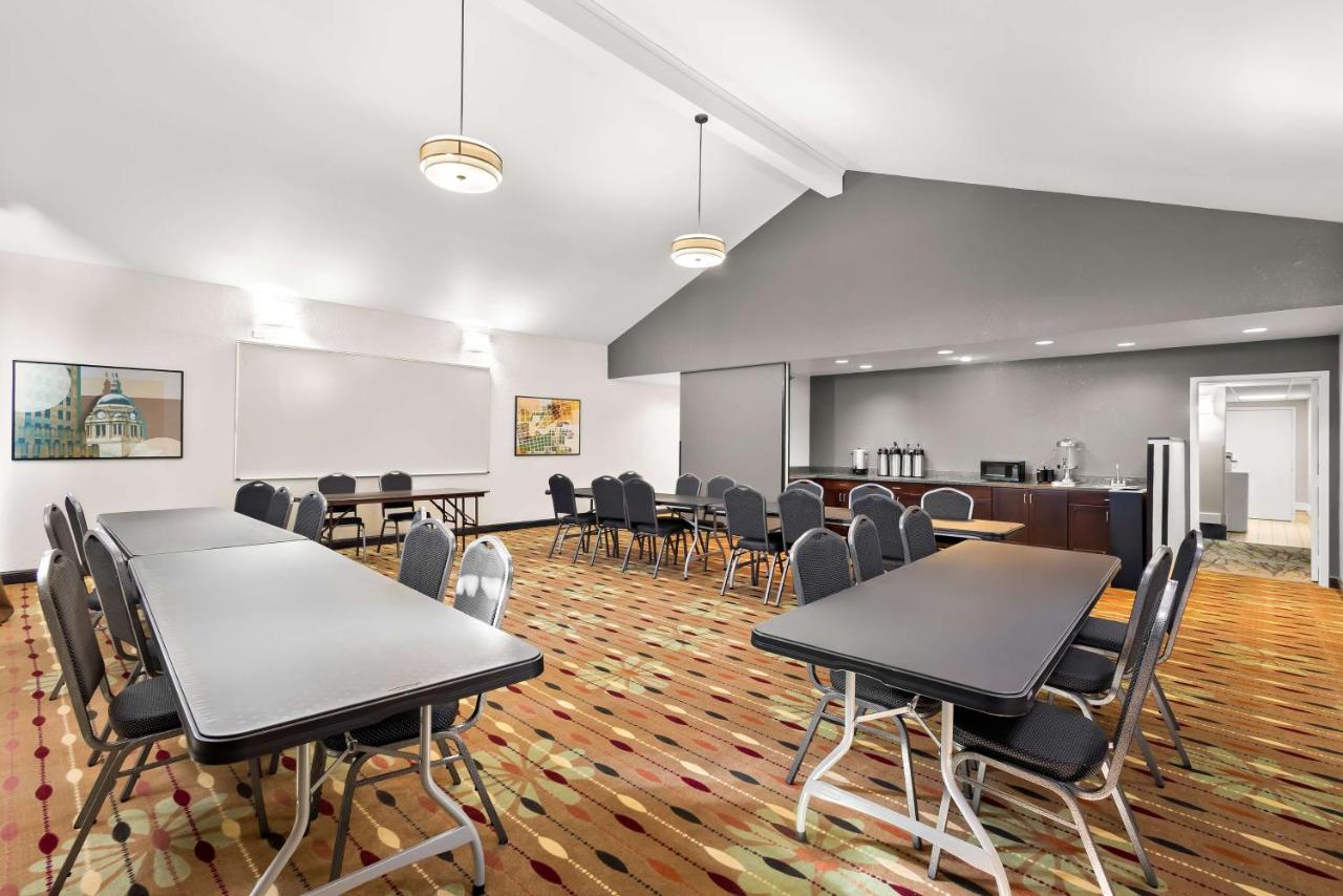 | Best Western Luxbury Inn Fort Wayne
