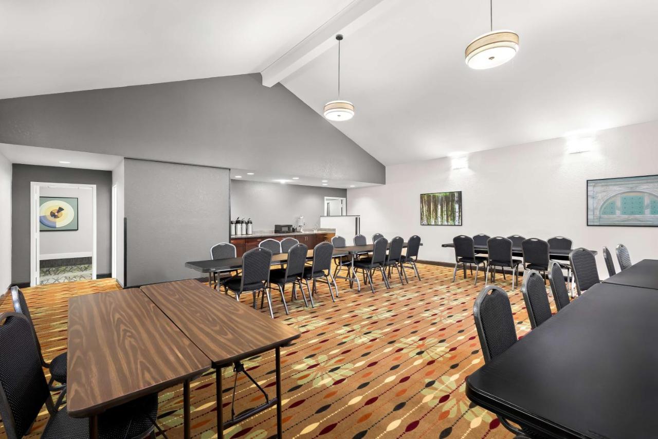 | Best Western Luxbury Inn Fort Wayne
