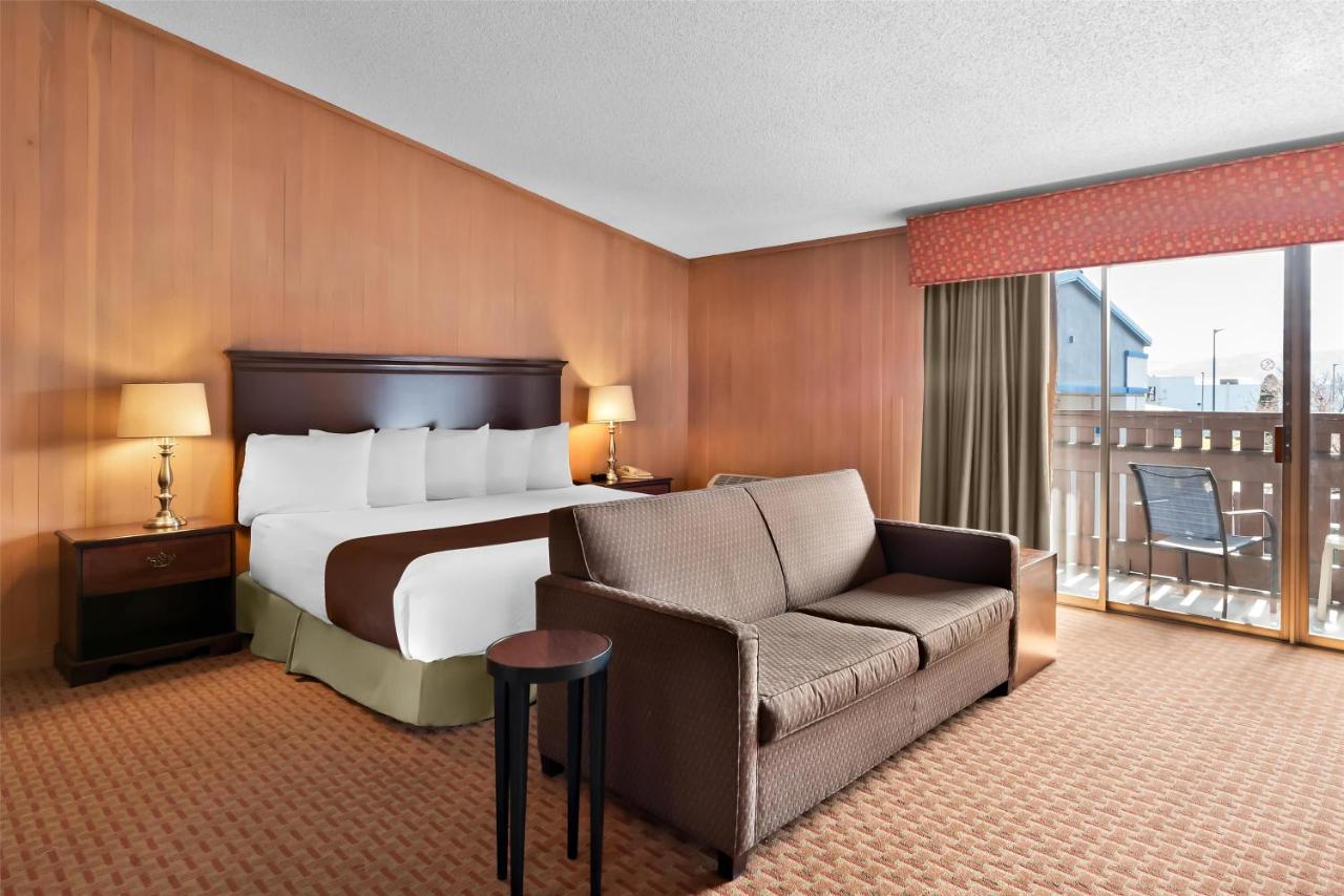 King Room with Kitchenette - Non-Smoking at Best Western Chieftain Inn