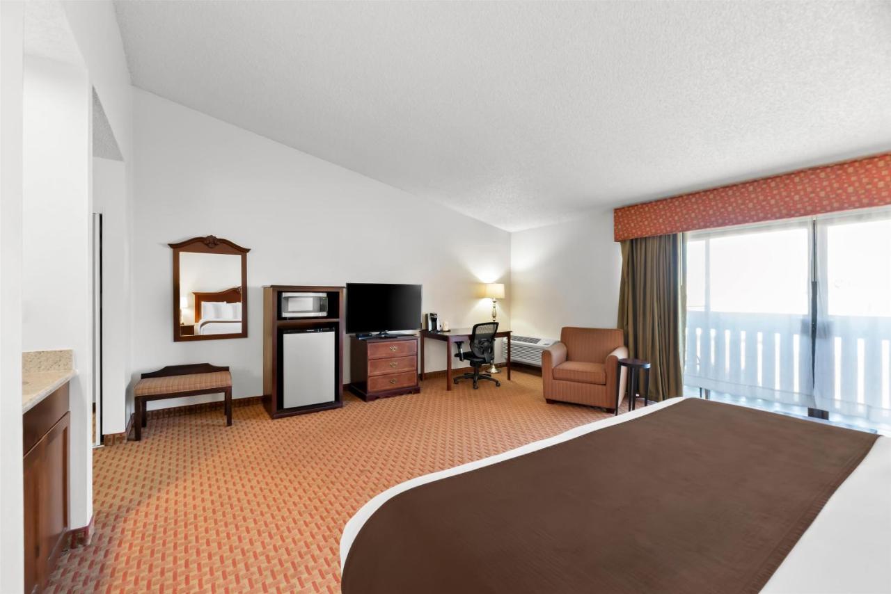 King Room with Hot Tub - Non-Smoking at Best Western Chieftain Inn