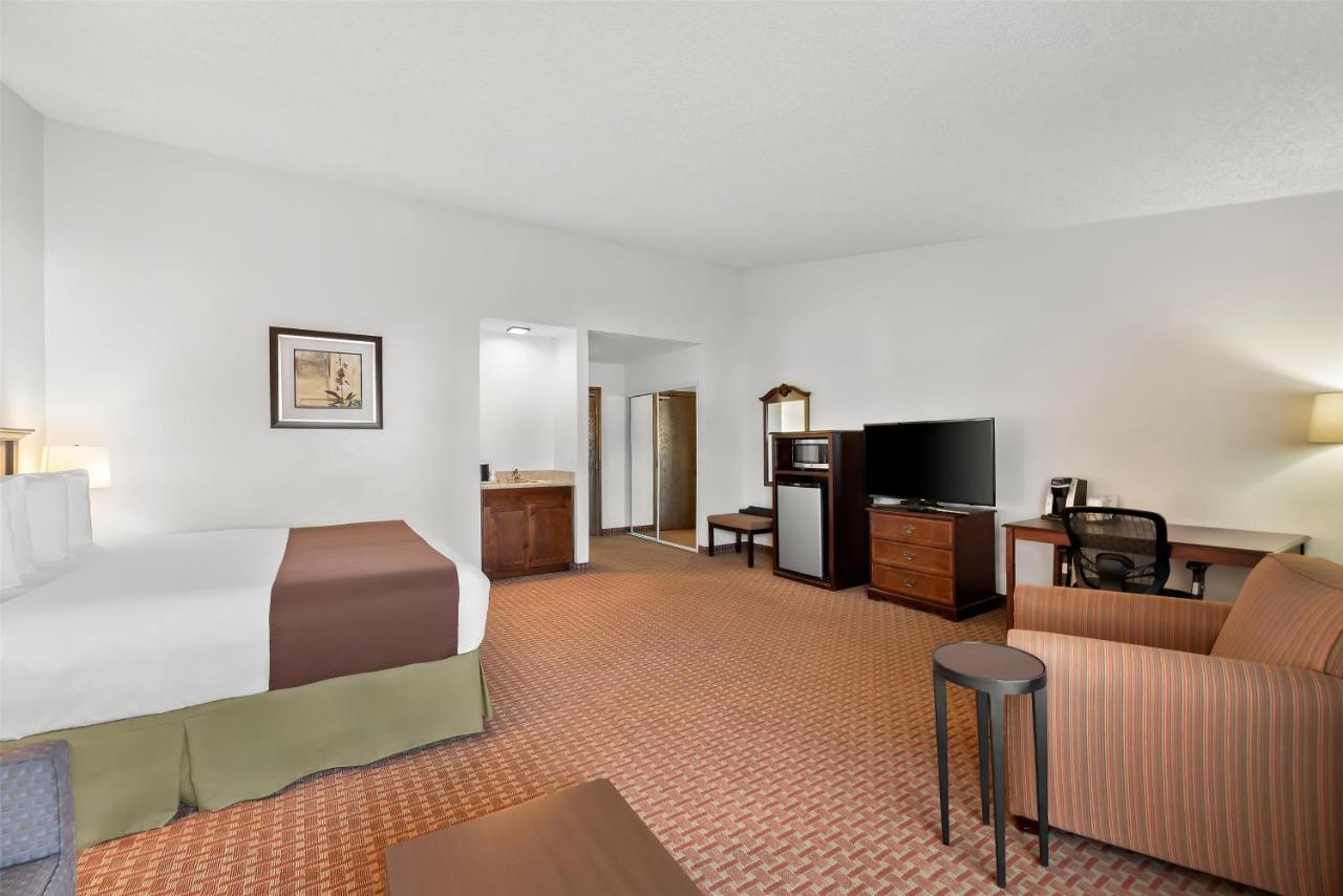 King Room with Hot Tub - Non-Smoking at Best Western Chieftain Inn