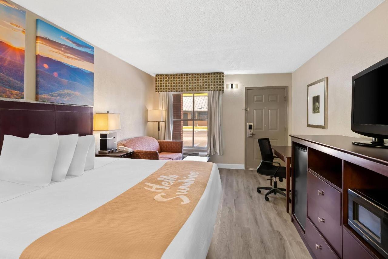 King Room - Mobility and Hearing Impaired Access/Non-Smoking at Days Inn by Wyndham Petersburg/South Fort Lee
