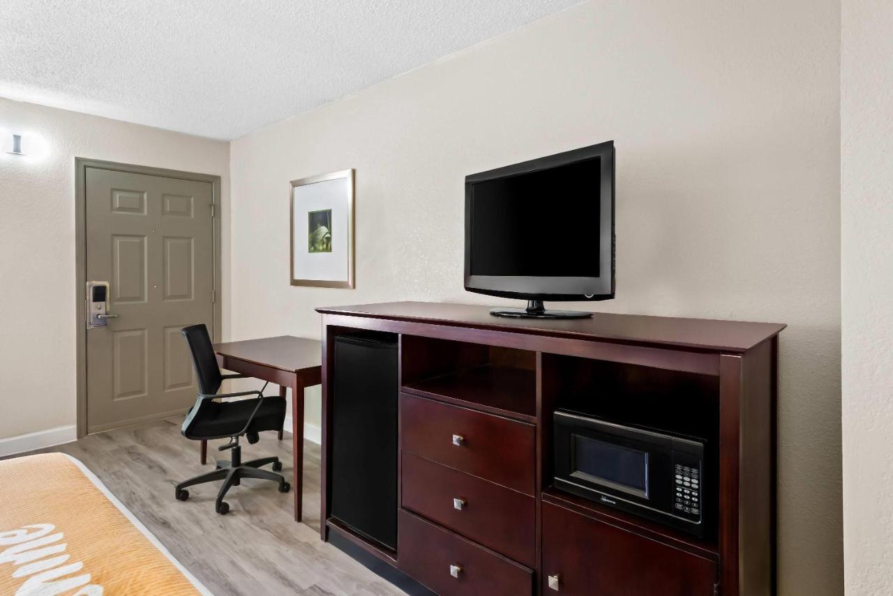 King Room - Mobility and Hearing Impaired Access/Non-Smoking at Days Inn by Wyndham Petersburg/South Fort Lee