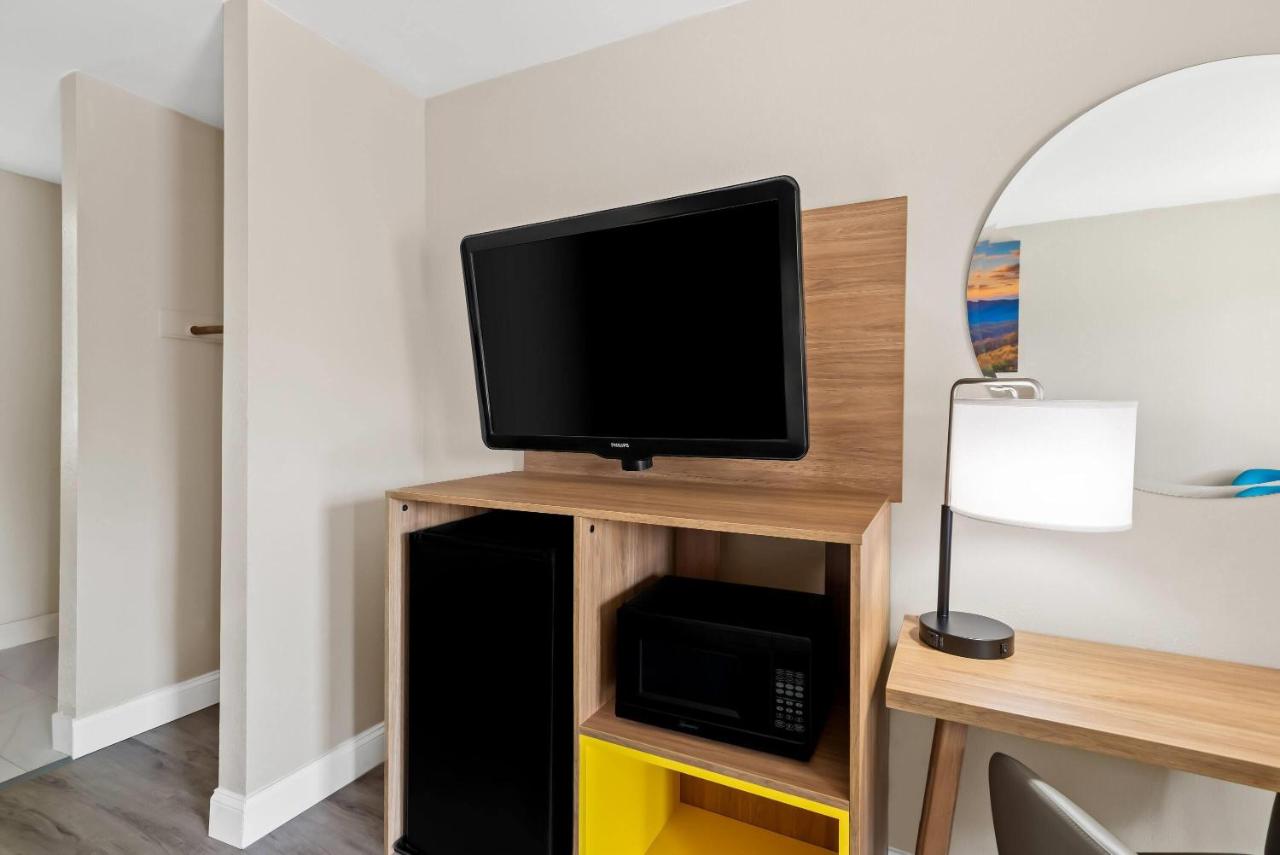 King Room - Non-Smoking at Days Inn by Wyndham Petersburg/South Fort Lee