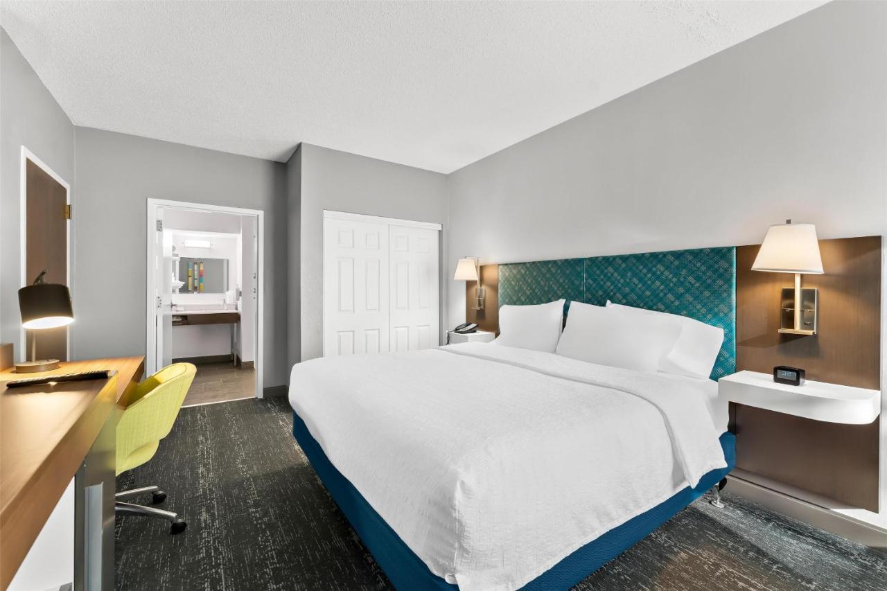 | Hampton Inn & Suites Newtown
