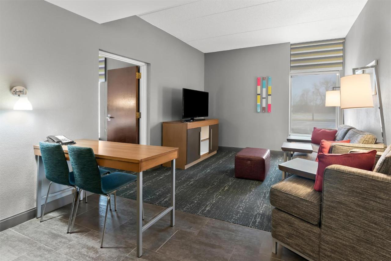 | Hampton Inn & Suites Newtown