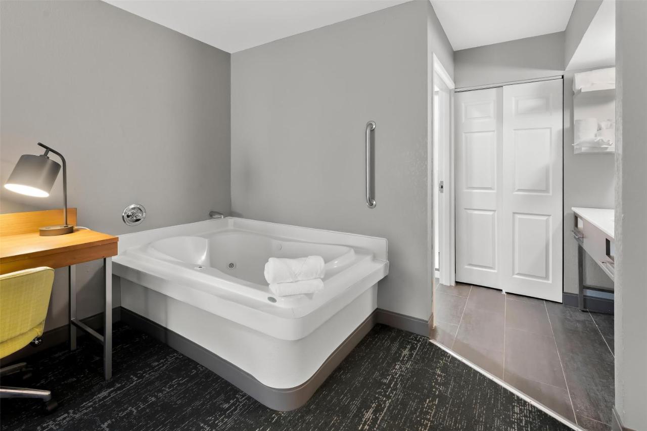 | Hampton Inn & Suites Newtown