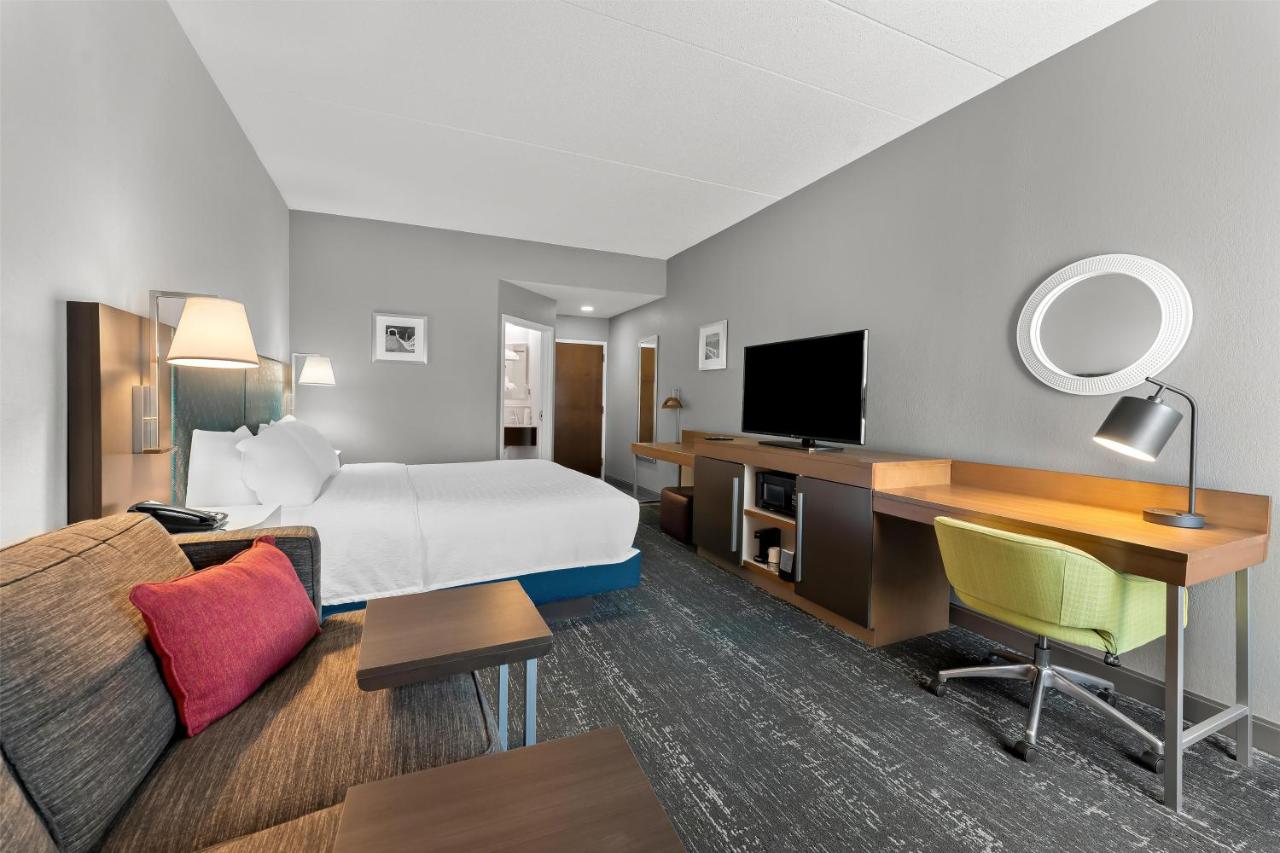 | Hampton Inn & Suites Newtown