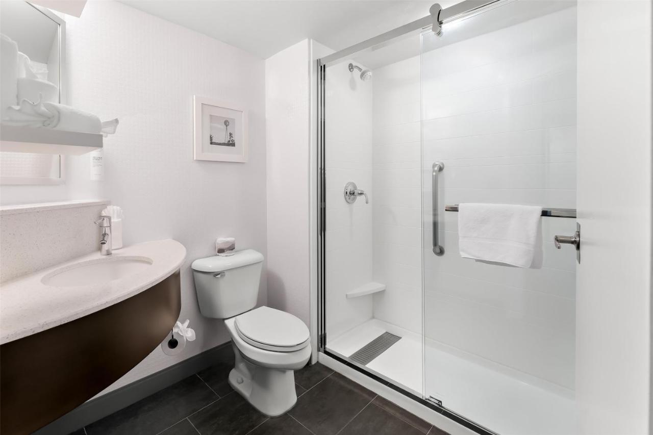 | Hampton Inn & Suites Newtown