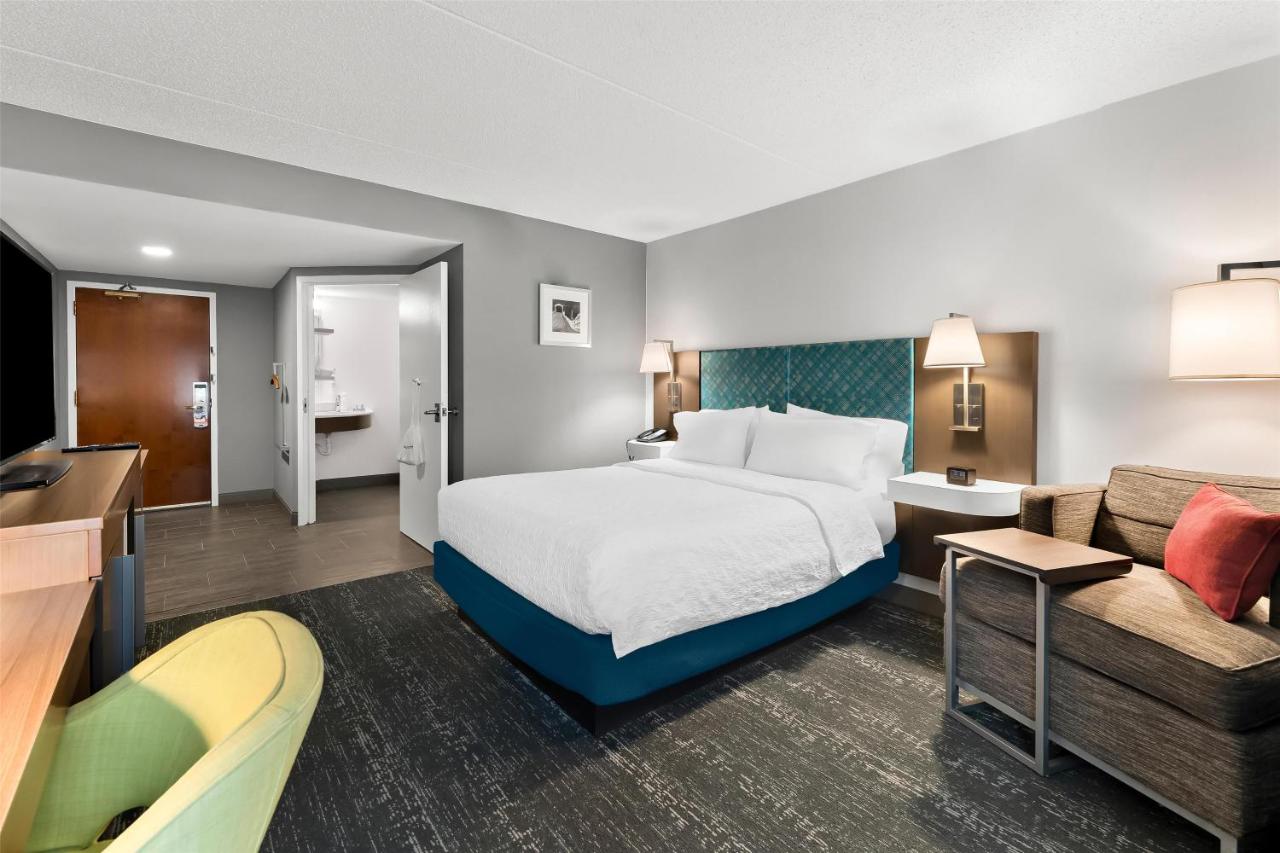 | Hampton Inn & Suites Newtown