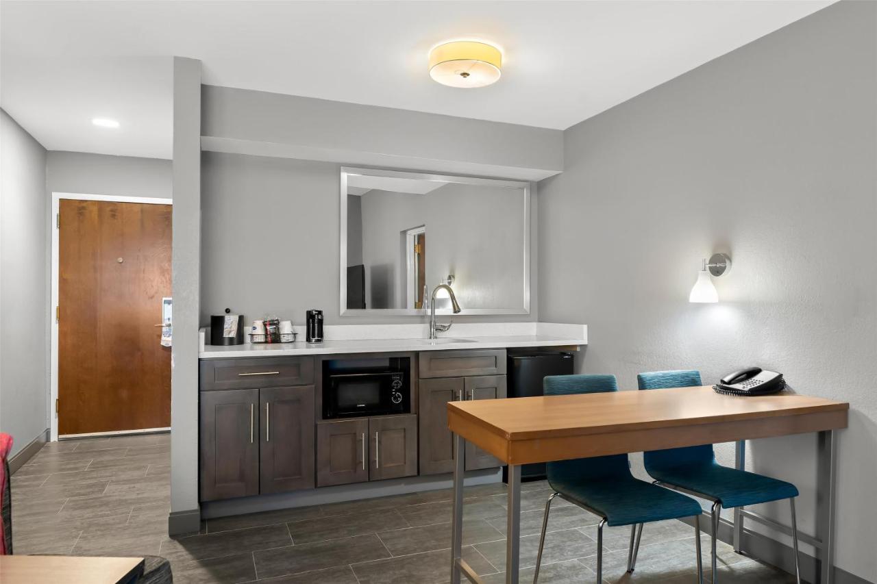 | Hampton Inn & Suites Newtown