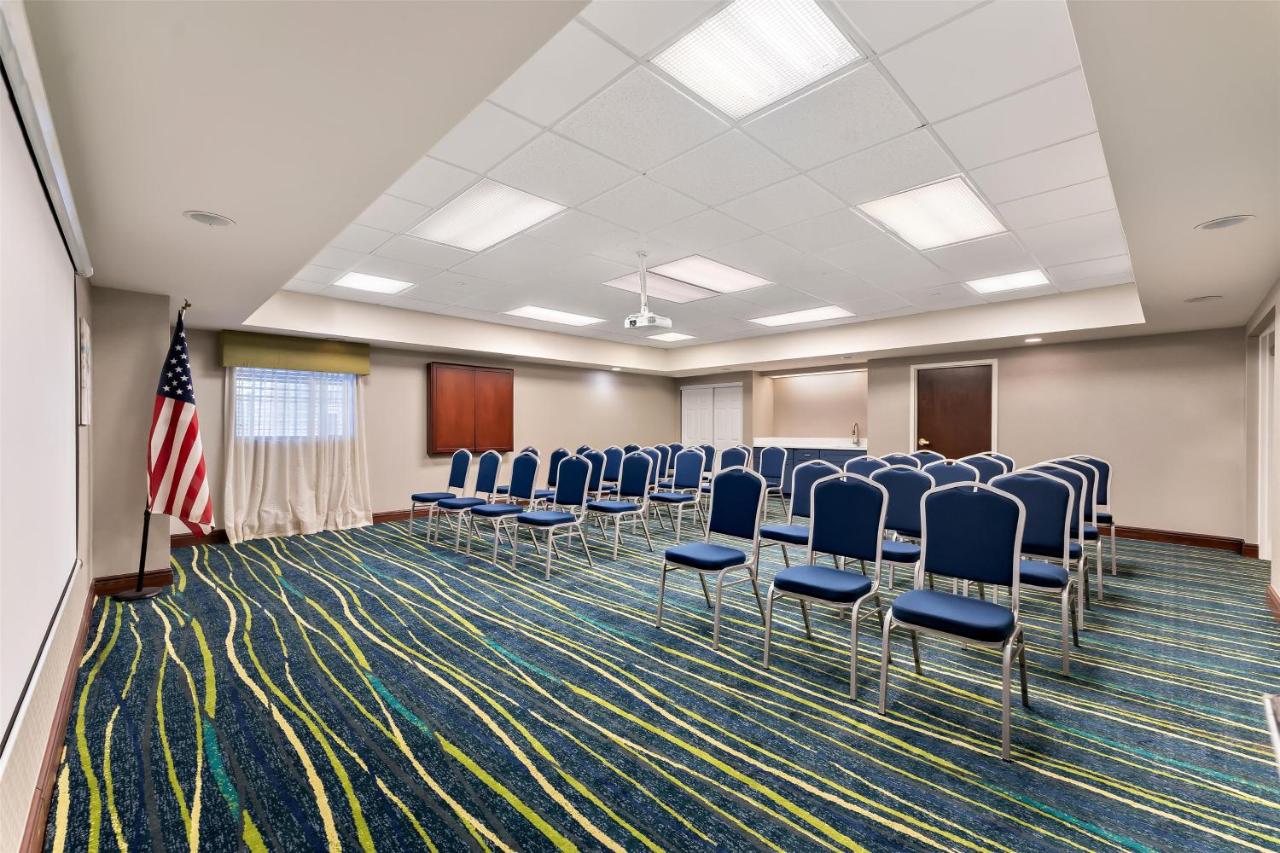 | Hampton Inn & Suites Newtown