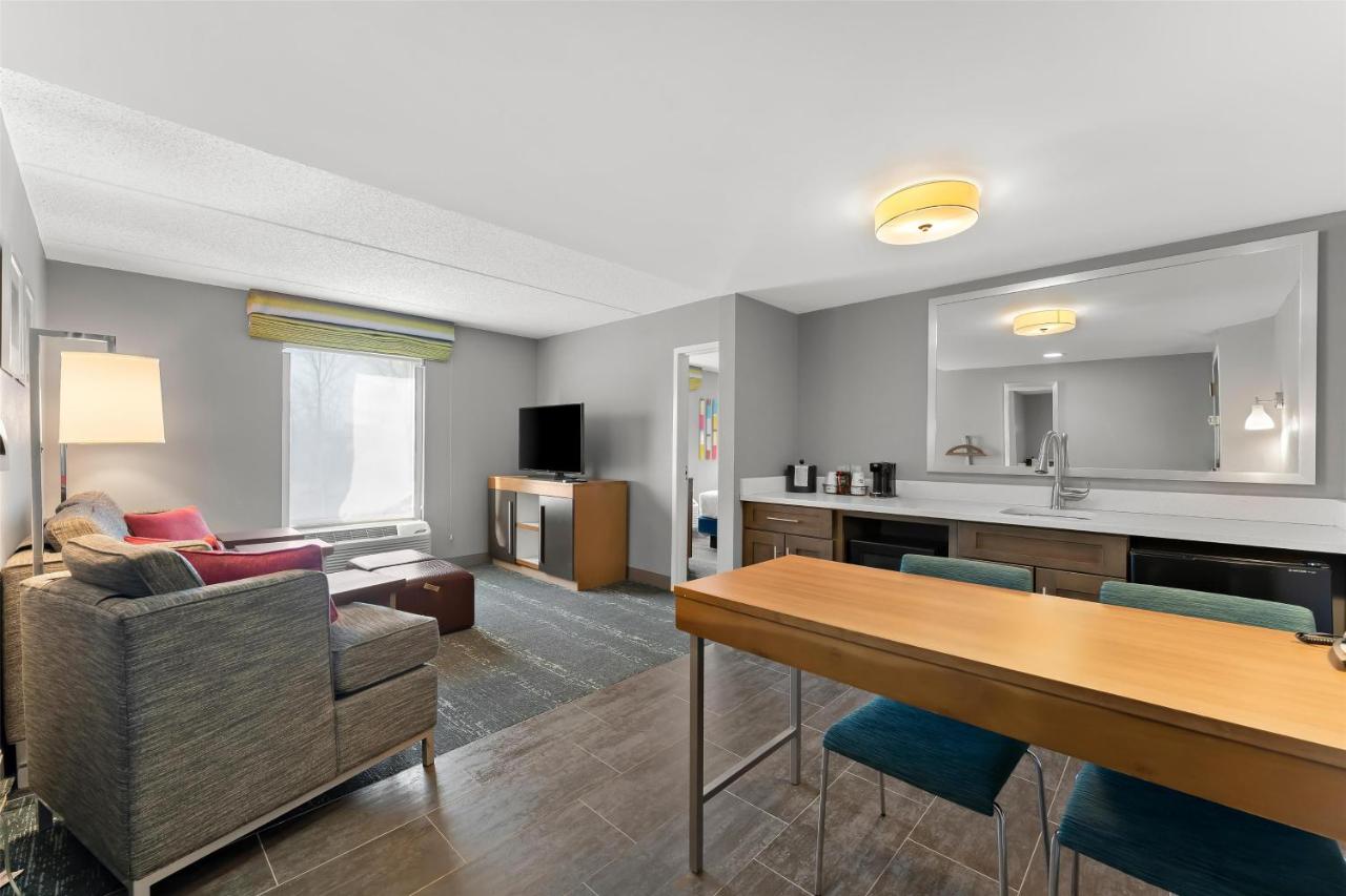 | Hampton Inn & Suites Newtown