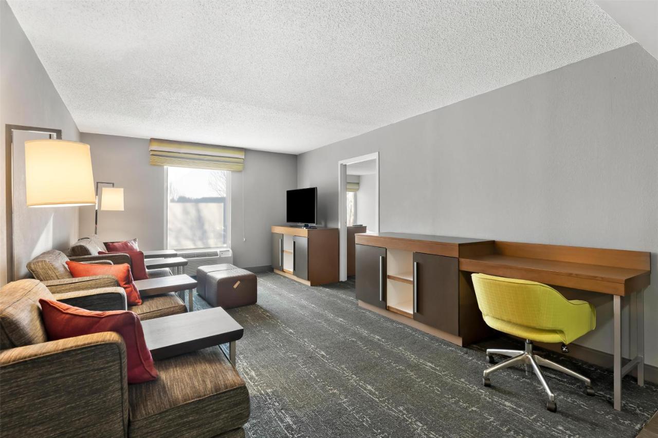 | Hampton Inn & Suites Newtown