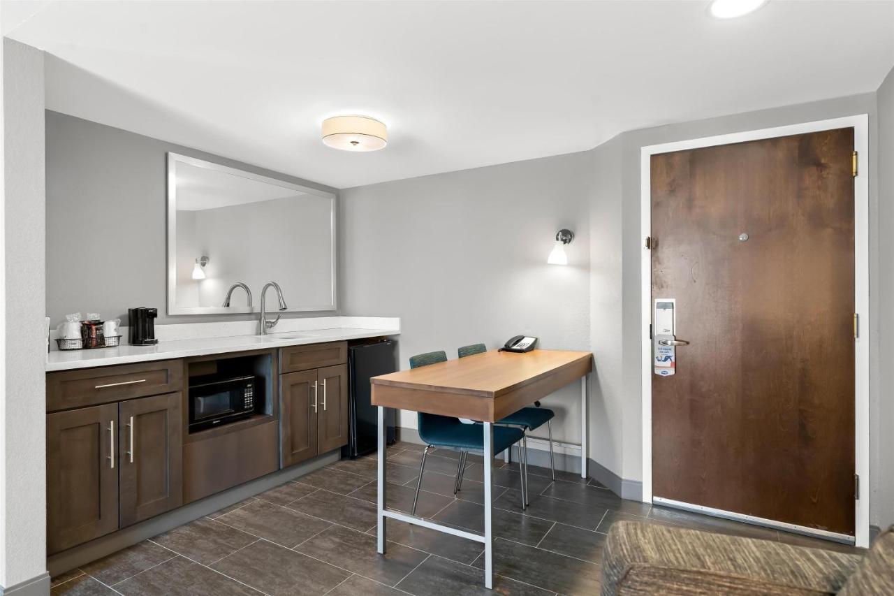 | Hampton Inn & Suites Newtown