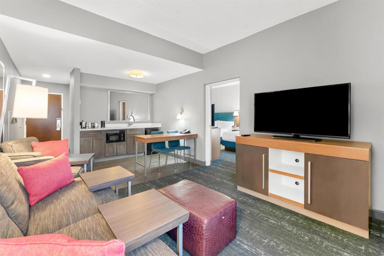 | Hampton Inn & Suites Newtown