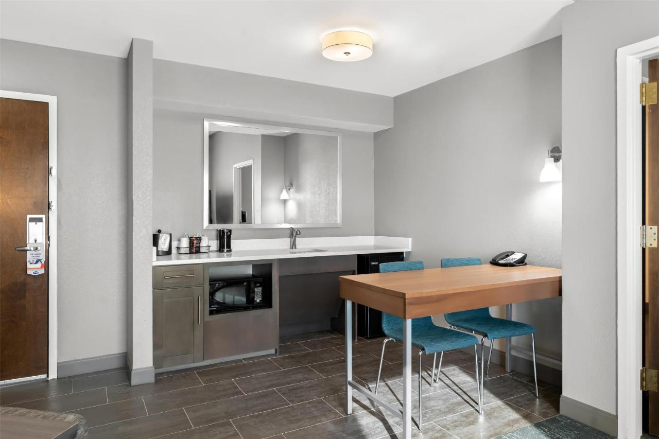 | Hampton Inn & Suites Newtown