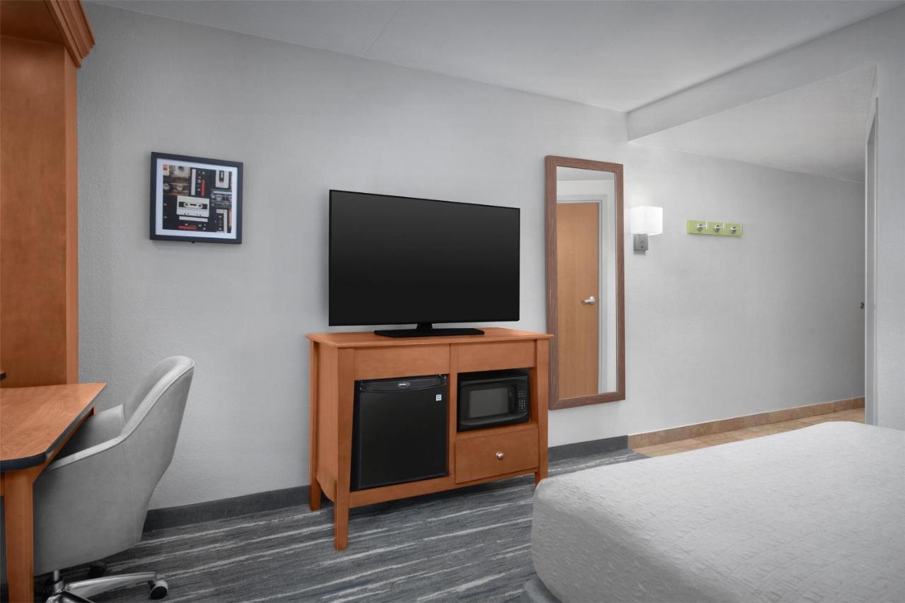 Queen Room - Non-Smoking at Hampton Inn Pittsburgh/Greentree