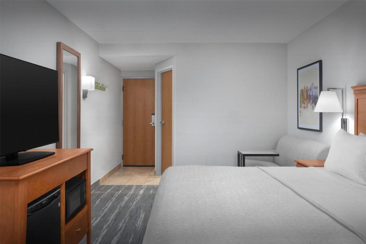 Non-Smoking King Study at Hampton Inn Pittsburgh/Greentree