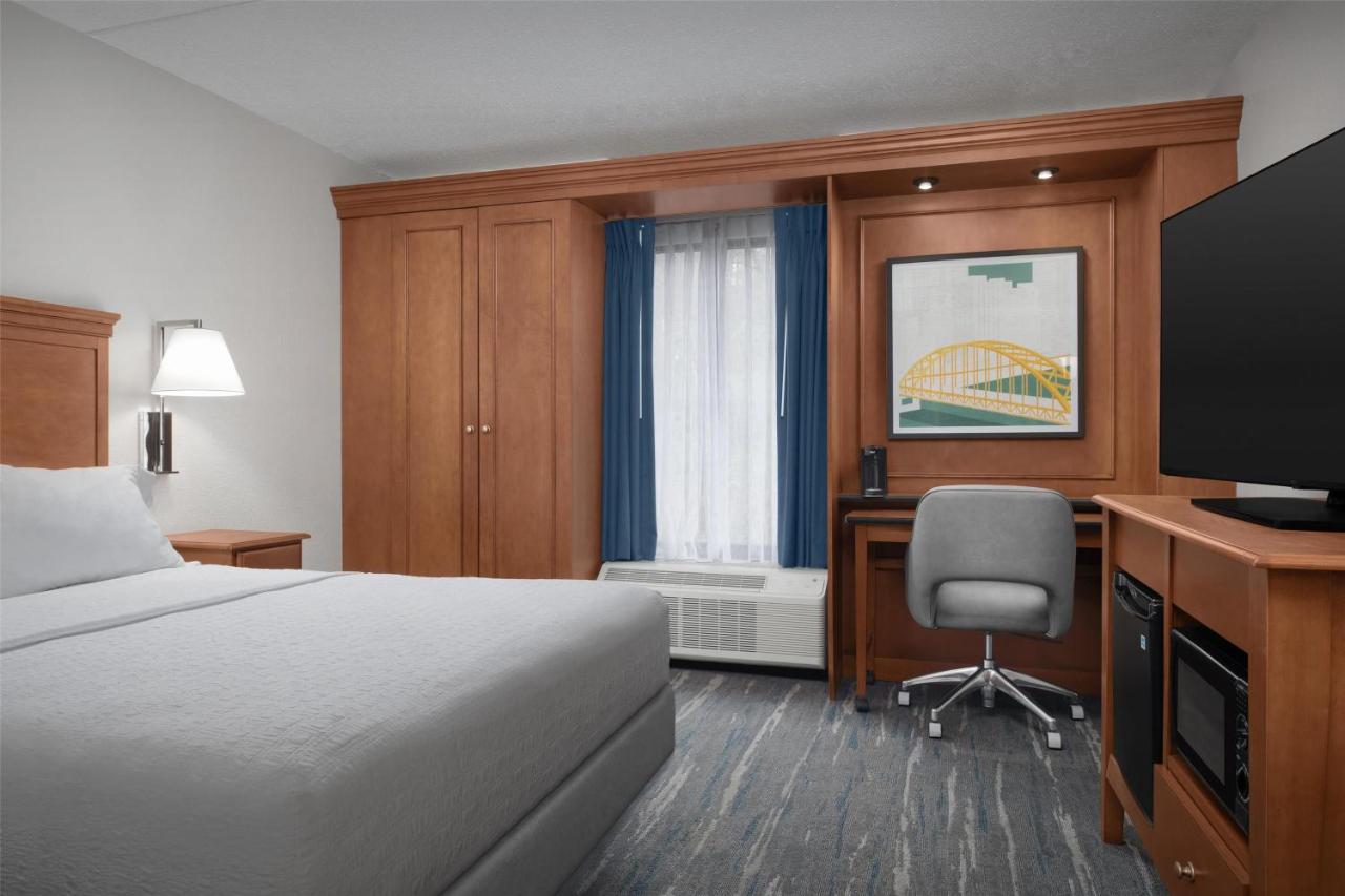 Queen Room - Non-Smoking at Hampton Inn Pittsburgh/Greentree