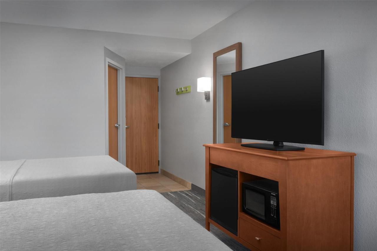 Queen Room with Two Queen Beds - Non-Smoking at Hampton Inn Pittsburgh/Greentree