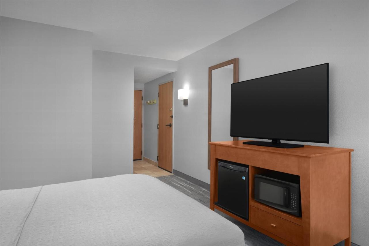 Queen Room with Bath Tub - Disability Access/Non-Smoking  at Hampton Inn Pittsburgh/Greentree