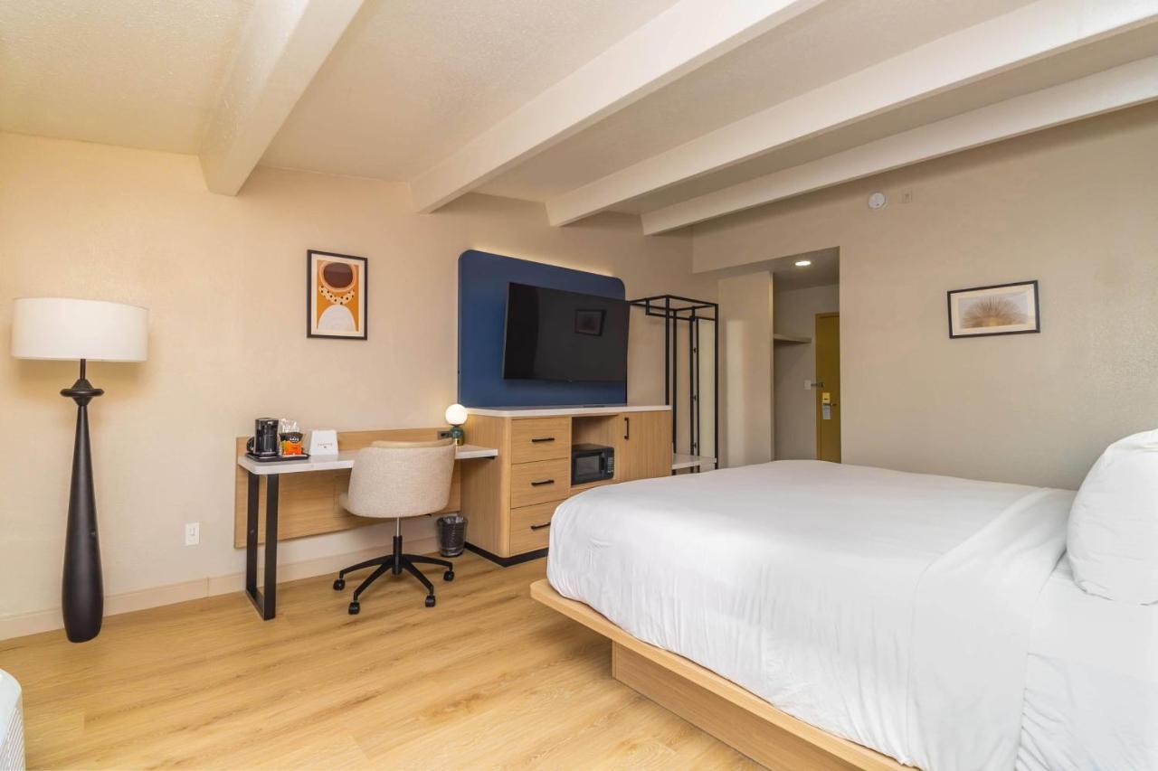Queen Room - Mobility Access/Non-Smoking at Ramada by Wyndham Davenport Orlando South
