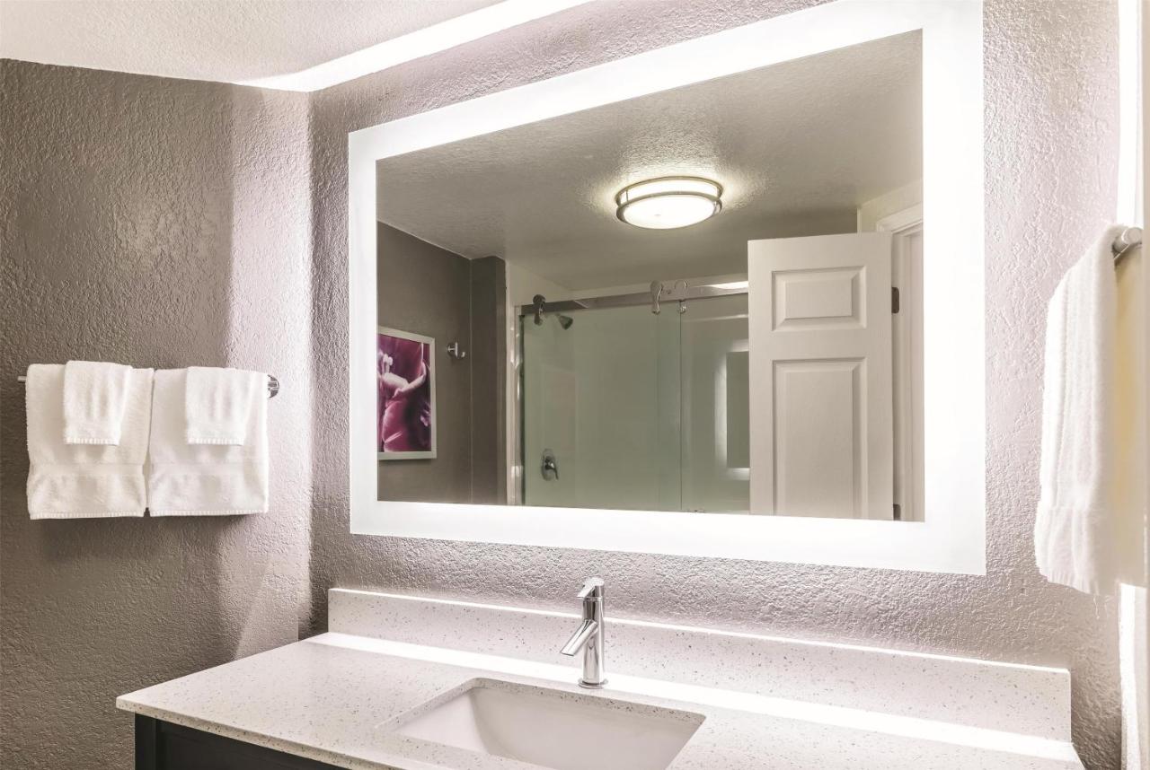 King Room at La Quinta Inn & Suites by Wyndham Austin Airport