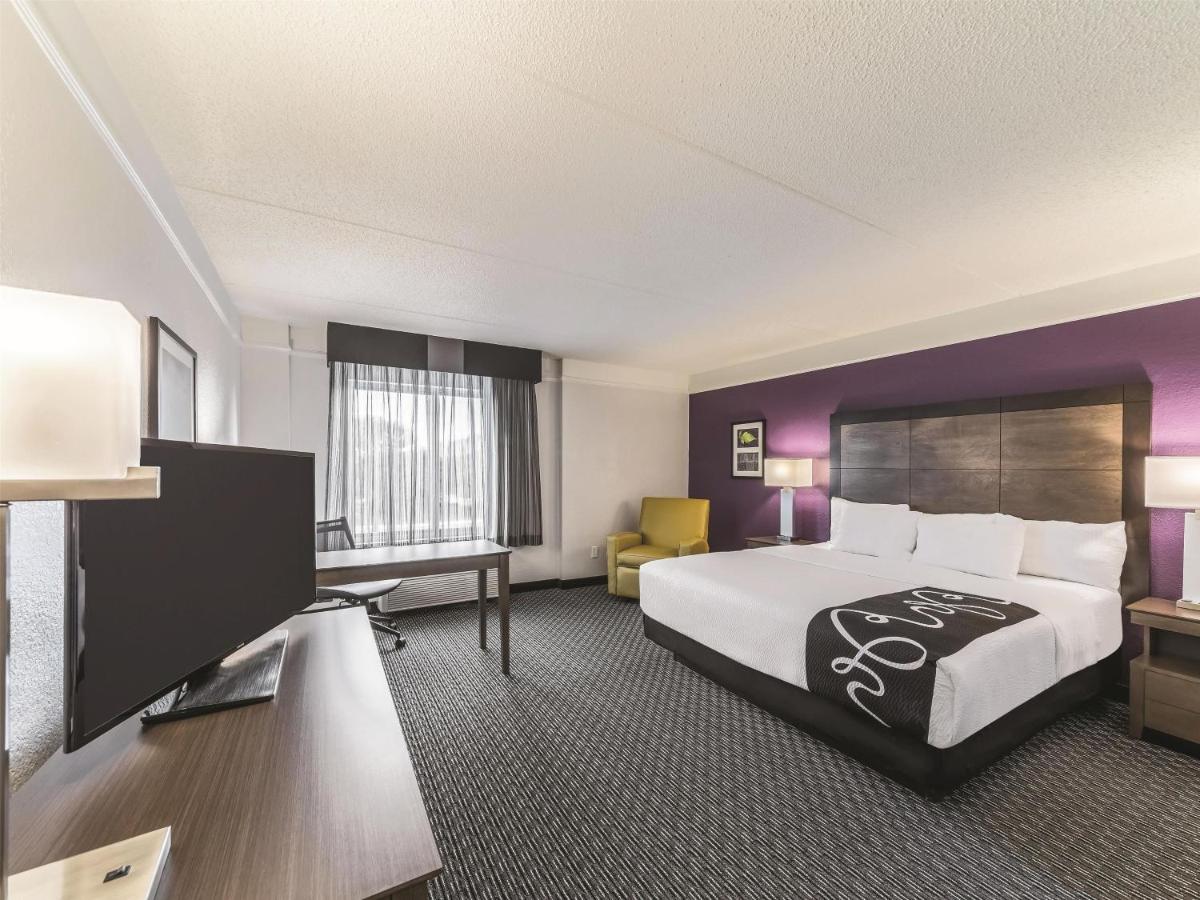 King Room with Bath Tub - Mobility/Hearing Accessible - Non-Smoking at La Quinta Inn & Suites by Wyndham Austin Airport