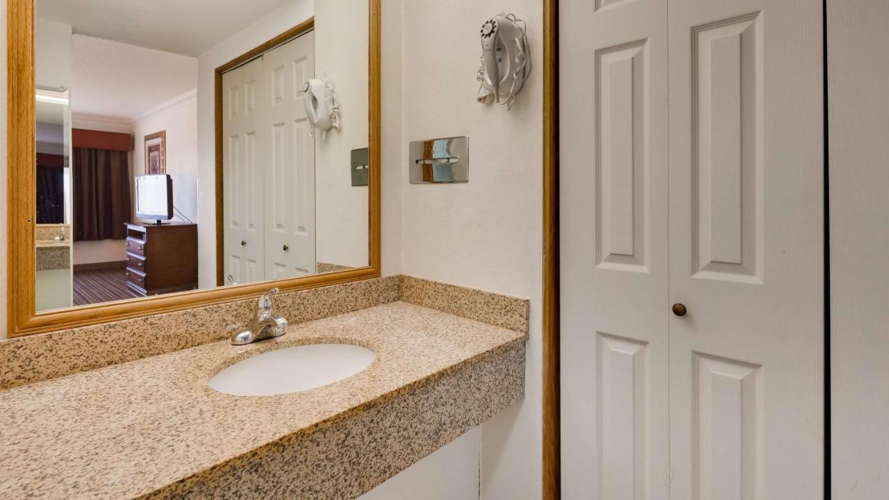  | Best Western War Bonnet Inn