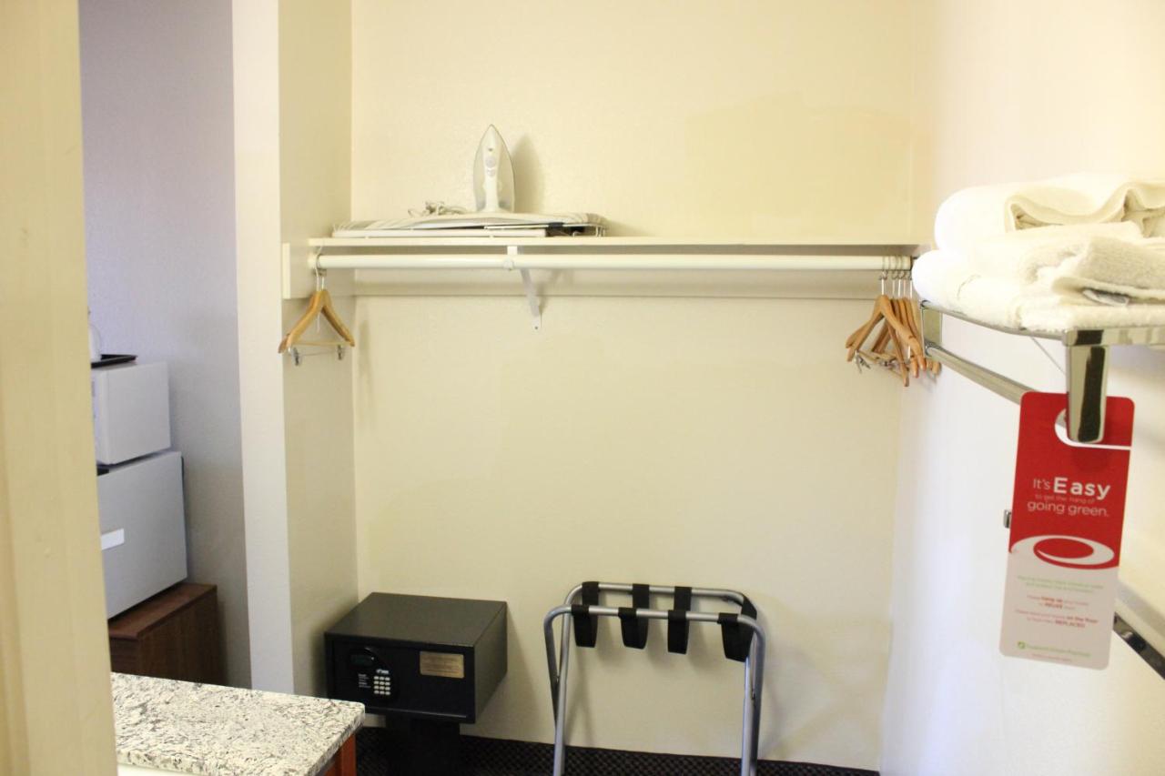 Standard Queen Room - Non-Smoking at Days Inn by Wyndham Ridgecrest near China Lake Naval Station