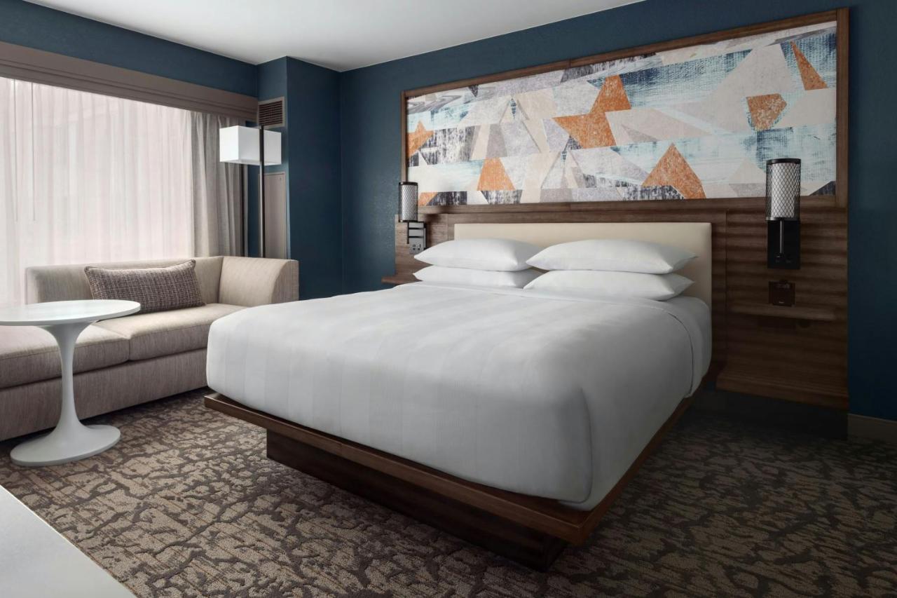 Concierge lounge access, Guest room, 1 King at Marriott Boston Quincy