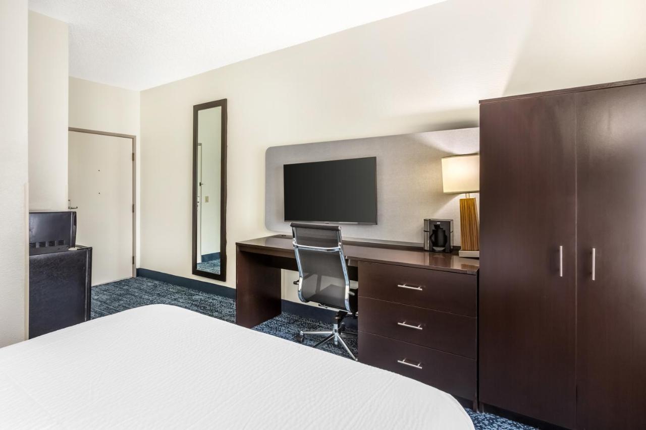 Queen Room - Disability Access/Non-Smoking at Sleep Inn Missoula Southgate