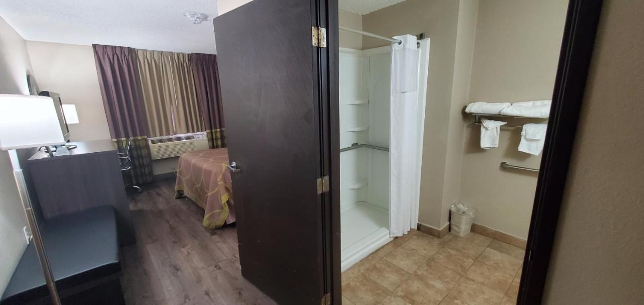 Queen Room - Mobility Access/Non-Smoking at Super 8 by Wyndham Sterling Heights/Detroit Area