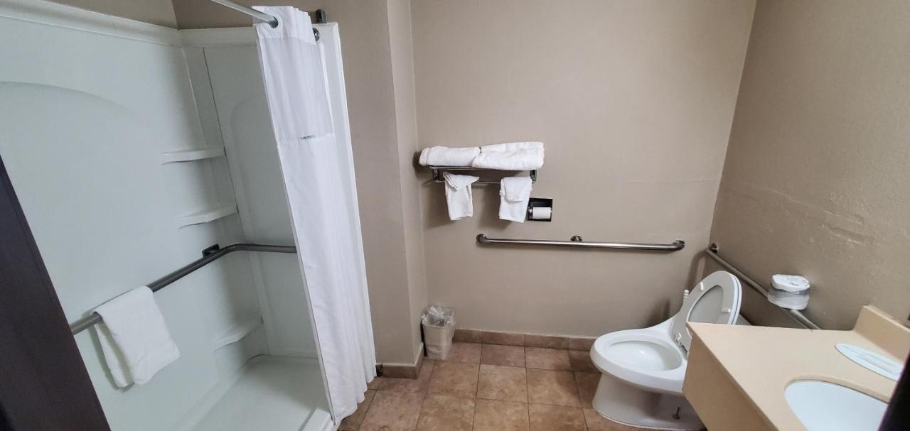 Queen Room - Mobility Access/Non-Smoking at Super 8 by Wyndham Sterling Heights/Detroit Area