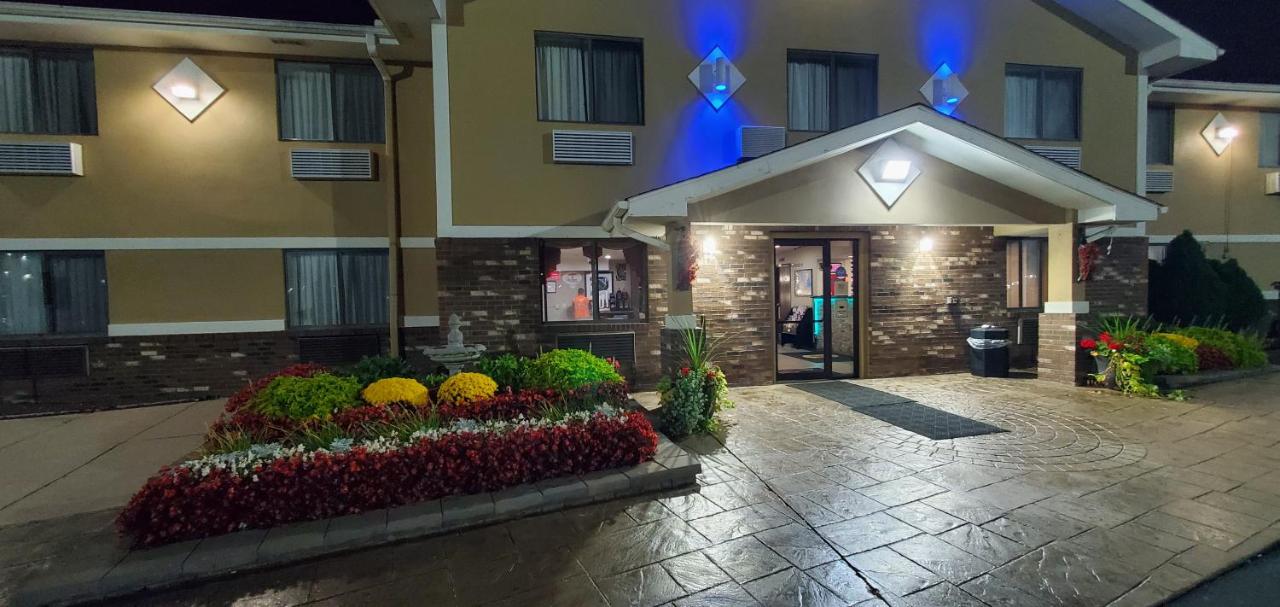 King Room - Non-Smoking at Super 8 by Wyndham Sterling Heights/Detroit Area
