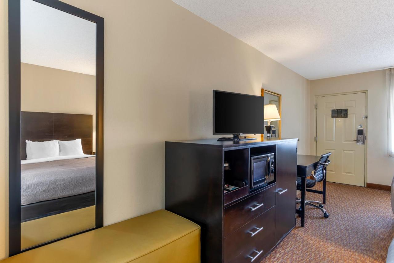 Queen Room with Two Queen Beds - Smoking at Quality Inn Cordele